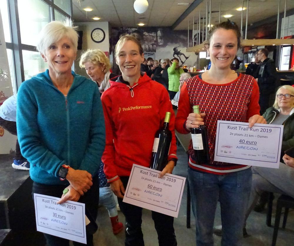Podium Dames 21km RUN met Daniëlle Deley (3de), Annelies Demuynck (1ste) en Itske Loomans (2de).