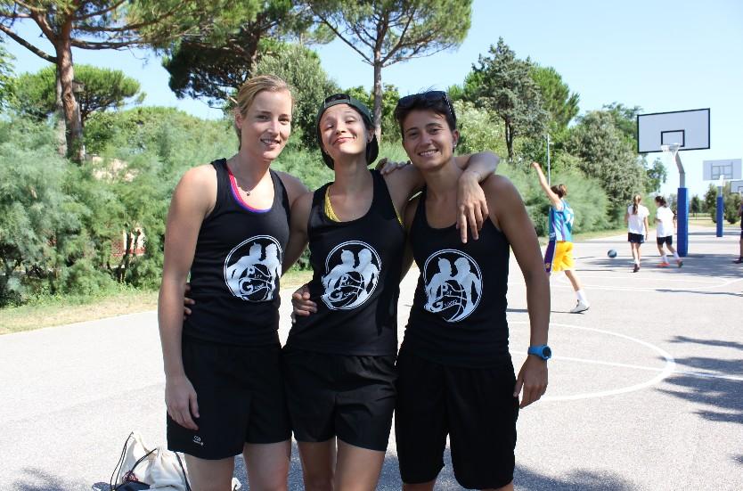 Kim samen met Giorgia en met Giulia Pegoraro, waarmee Giorgia het Playground Basketball Camp organiseert