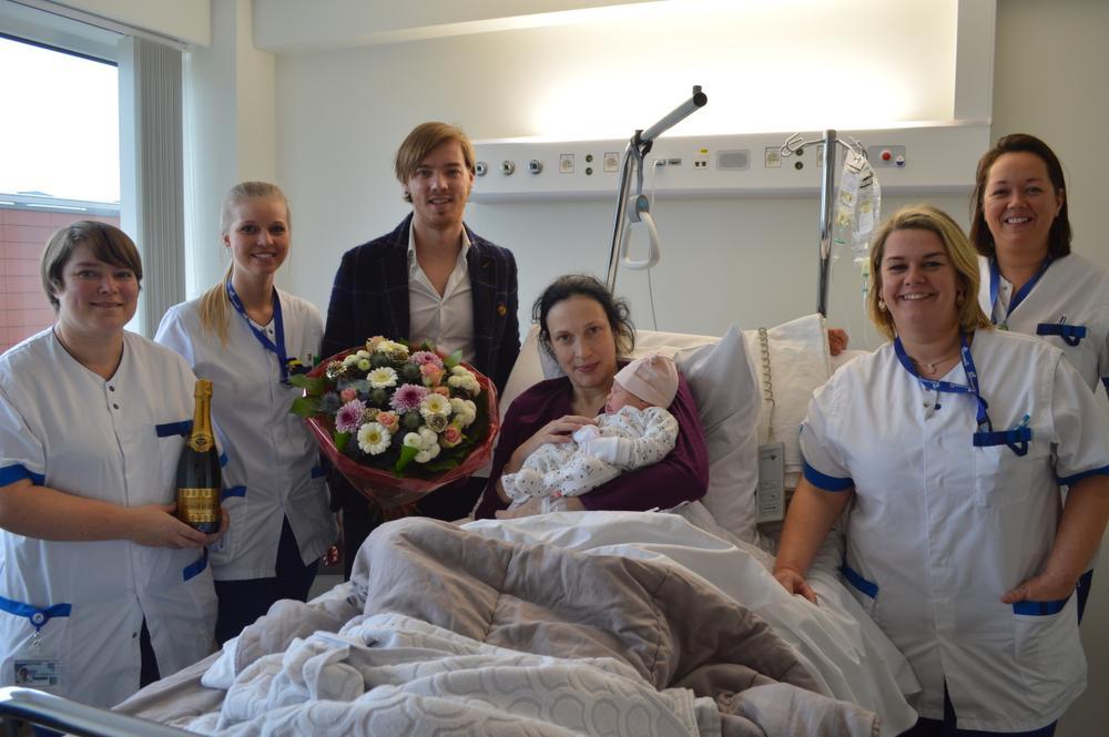 Op de foto zien we Anna Develtere met haar trotse ouders en medewerkers van het Sint-Andriesziekenhuis.