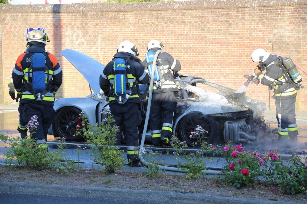 VIDEO Porsche gaat in vlammen op langs Zuiderlaan in Waregem
