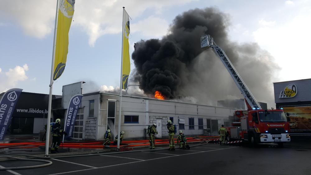 VIDEO Gemeentelijk rampenplan afgekondigd door hevige brand in carwash in Oostkamp