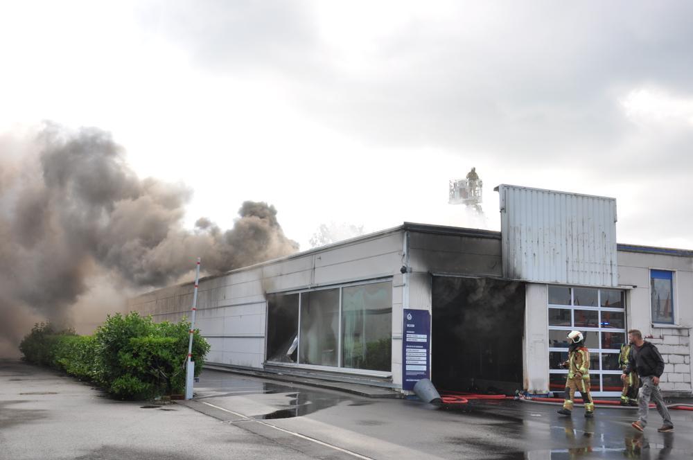 VIDEO Gemeentelijk rampenplan afgekondigd door hevige brand in carwash in Oostkamp