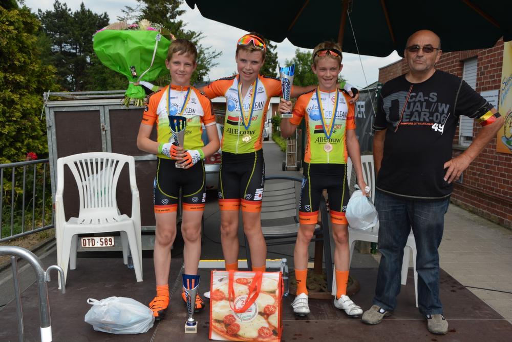 CT Luc Wallays-JRR boven bij de 12-jarigen met v.l.n.r.: Axel Vandamme, winnaar Laurens Plancke en Arnaud Vandeputte.