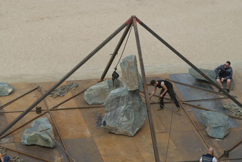 Kunstenaar bouwt stapel met rotsblokken tot 3.000 kilogram voor Theater aan Zee