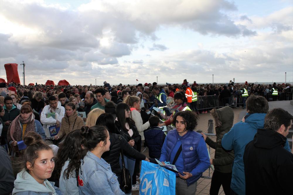 5.000 mensen staan te wachten om hun kortingsfolder op te halen. (Foto JRO)