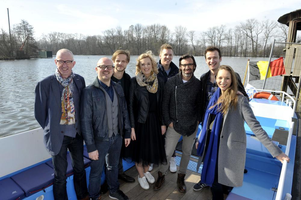 De voltallige cast met regisseur Tijl Dauwe en scenograaf Marnik Baert.