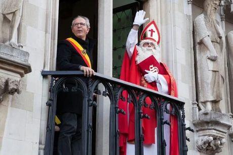 Honderden kinderen verwelkomen Sinterklaas luidkeels op Burg in Brugge