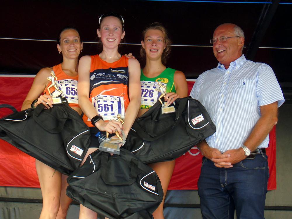 De top drie bij de dames op de 5km: Katrijn Van Hulle (2), winnares Elke Spriet, Tine Vandenbussche (3) en sportschepen Dirk Dawyndt van Koksijde.