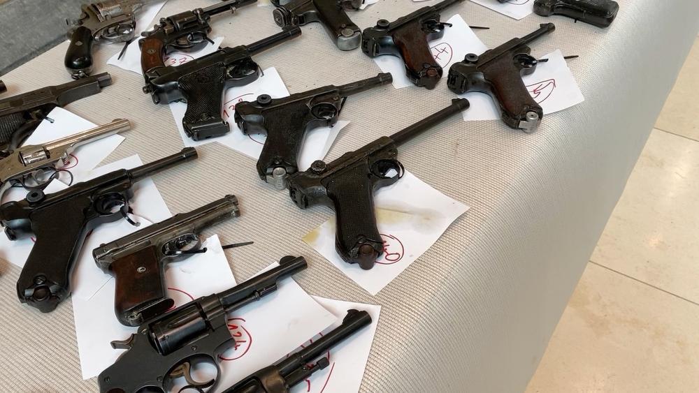 Er werden in totaal 480 vuurwapens gevonden, van volautomatische machinepistolen, halfautomatische wapens tot pistolen en revolvers.