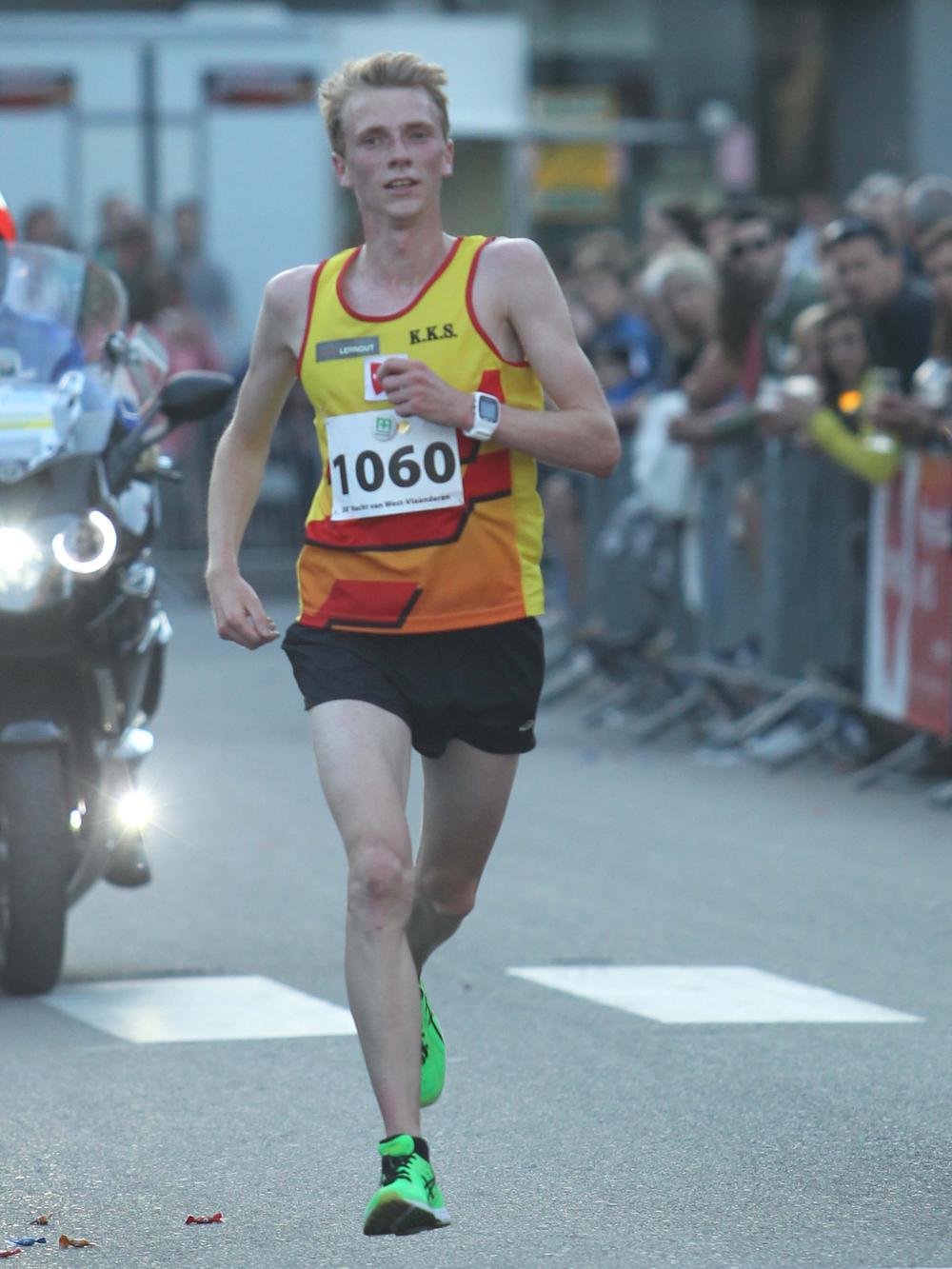 Sportpetje af voor... Steven Casteele die bij debuut halve marathon van Torhout wint