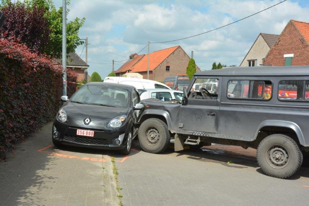 De aangereden jeep werd in de Manestraat geslingerd. (Foto CLY)