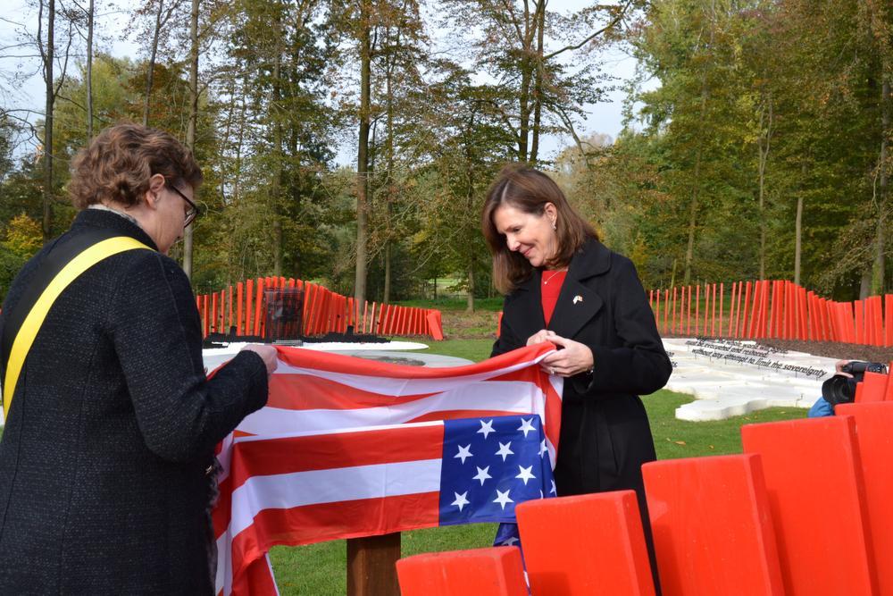 De Amerikaanse ambassadeur Denise C. Bauer (rechts) plooide samen met schepen Sabine Vanderhaeghen de vlag terug in zijn oorspronkelijke staat.