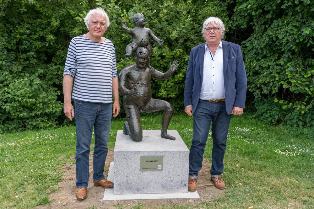 Rik en Pol Vermeersch bij kunstwerk Ziro met Saïke van vader José Vermeersch.