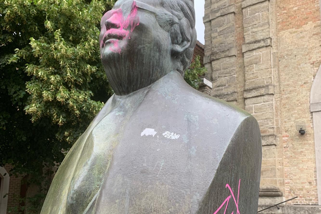 Vandalen bekladden borstbeeld Achiel Van Acker met graffiti: wanneer en door wie nog niet duidelijk