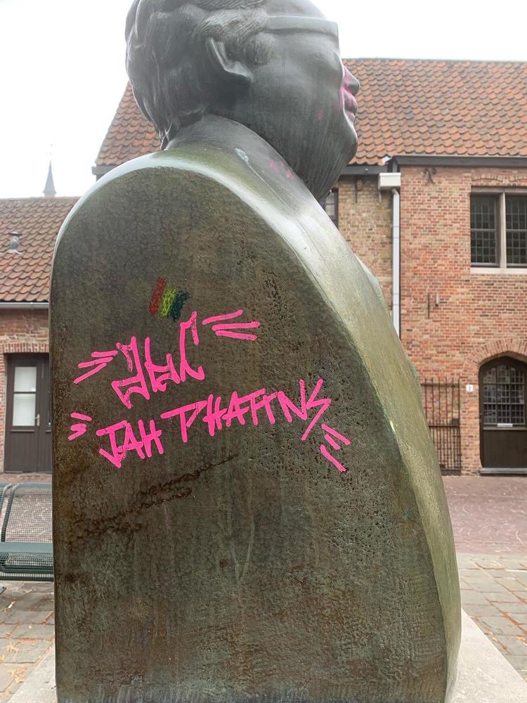 Vandalen bekladden borstbeeld Achiel Van Acker met graffiti: wanneer en door wie nog niet duidelijk