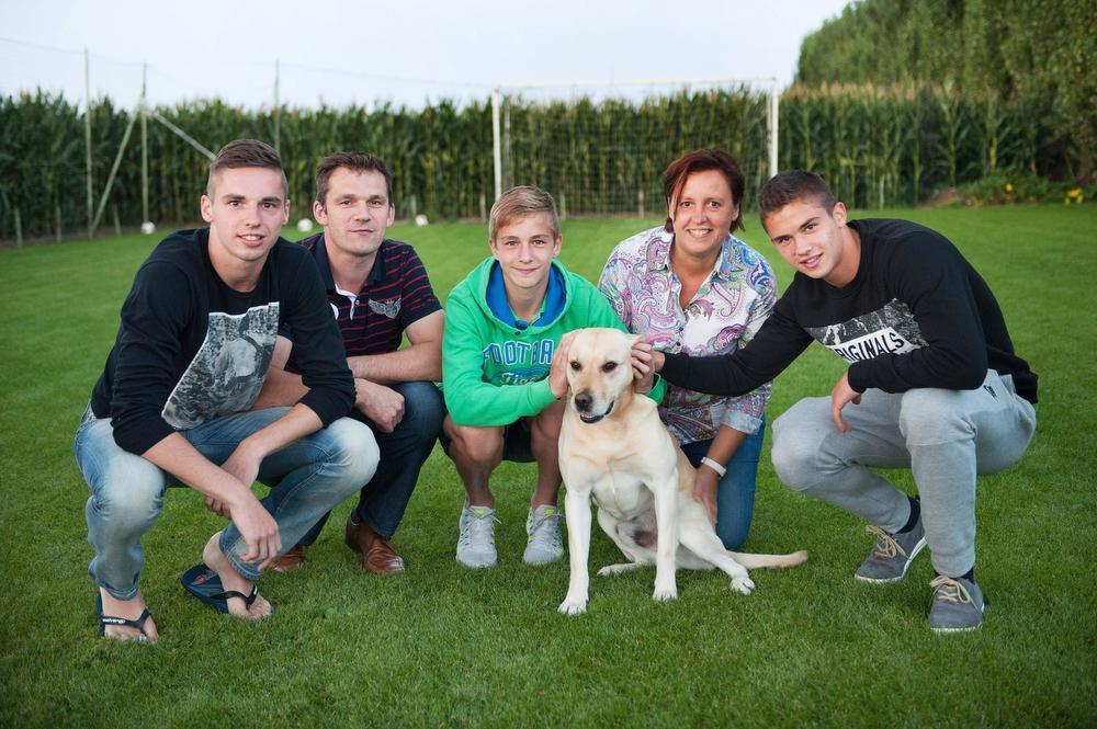 Dendoncker (rechts) in 2014 met zijn vader, moeder en broers Andres en Lars in Passendale. (foto a-SB)