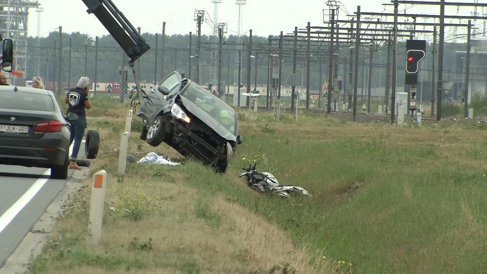 De wagen wordt getakeld en de motor komt zichtbaar vanonder de auto.