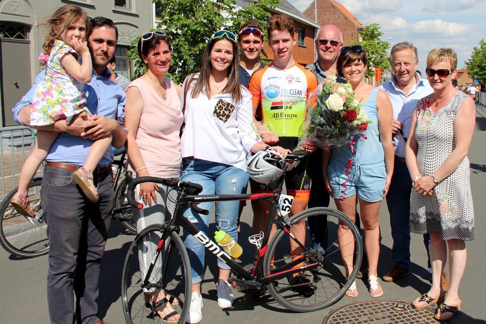 Winnaar Michiel Nuytten omringd door vrienden en familie.