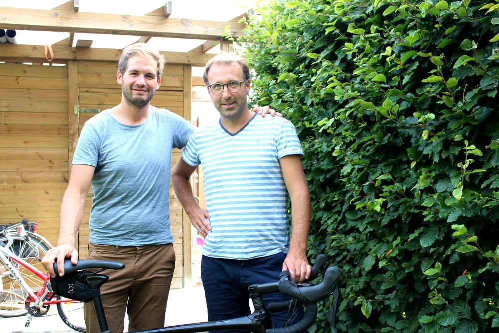 Brecht Destoop en Kristof Verleyen zijn gepassioneerde fietsers die elke week samen met een drietal collega's flink wat kilometers afmalen.