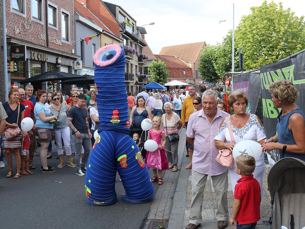 Lauwe Summer 2017 Tsjoebie was één van de vele Walking Acts. Hij stal het hard van het publiek maar vooral de kinderen bleken er gek van te zijn, alhoewel. Hij had ook enkele ondeugende kantjes. (Foto WO)