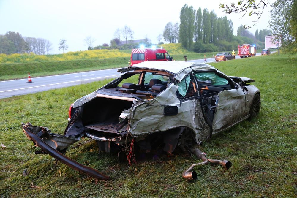 De auto werd tot schroot herleid.