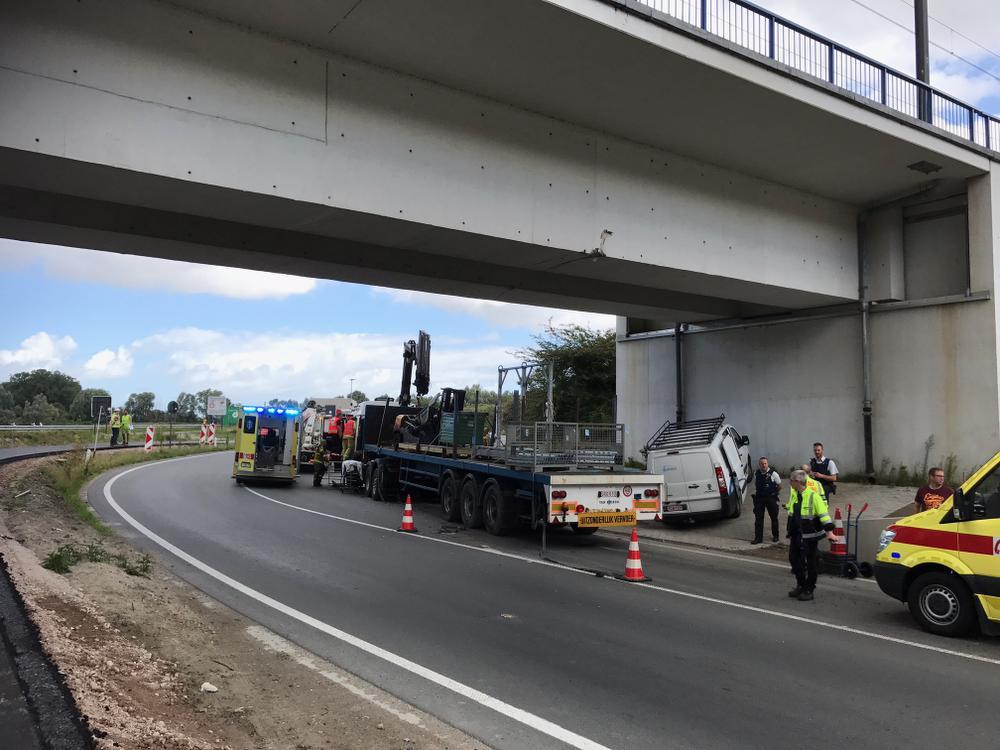 Vrachtwagen botst met kraanarm tegen brug, chauffeur gewond naar ziekenhuis