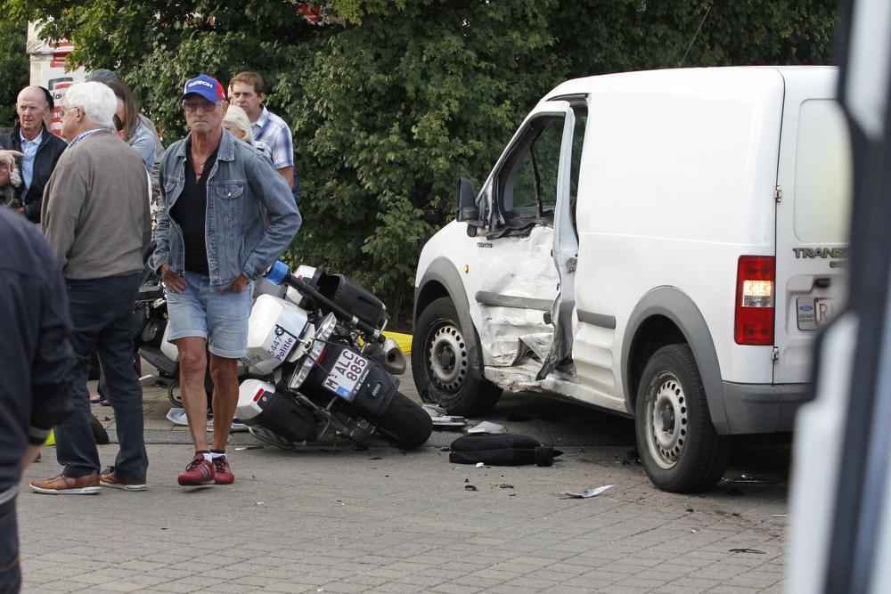 Politieman zwaargewond nadat zijn motor wordt aangereden door bestelwagen in Beernem