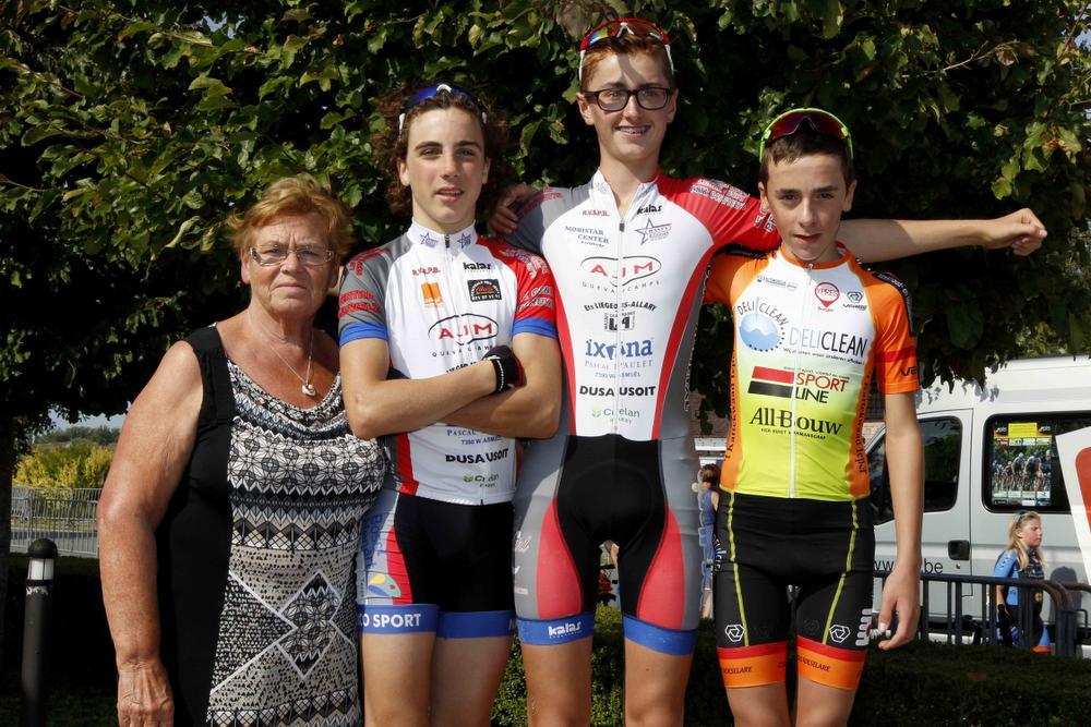 Aspiranten leveren strijd bij wielerwedstrijd in Westkerke