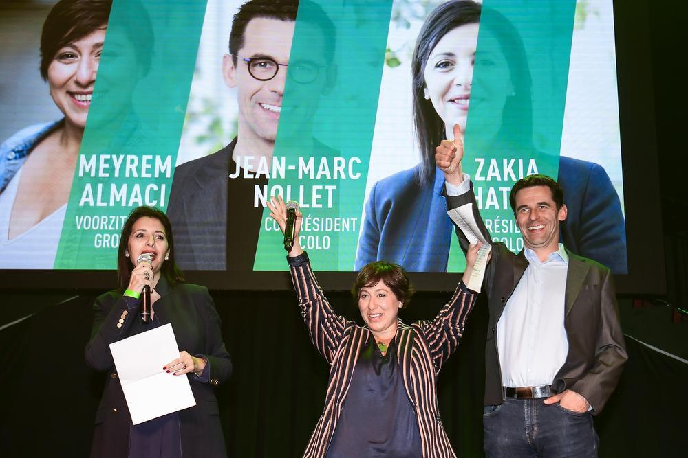 Zakia Khattabi (Ecolo), Meyrem Almaci (Groen) en Jean-Marc Nollet (Ecolo) vieren het succes van de groene partijen.