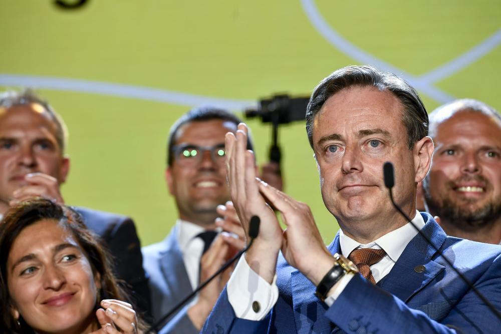 N-VA-voorzitter Bart De Wever benadrukt dat N-VA de grootste partij blijft in Vlaanderen.