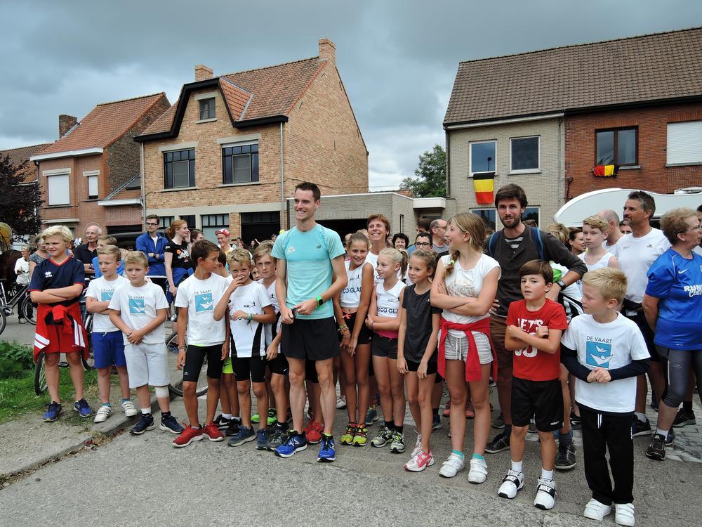 Koen bij de start naast zijn huis in de Patersonstraat met heel wat lopers die hem willen volgen.