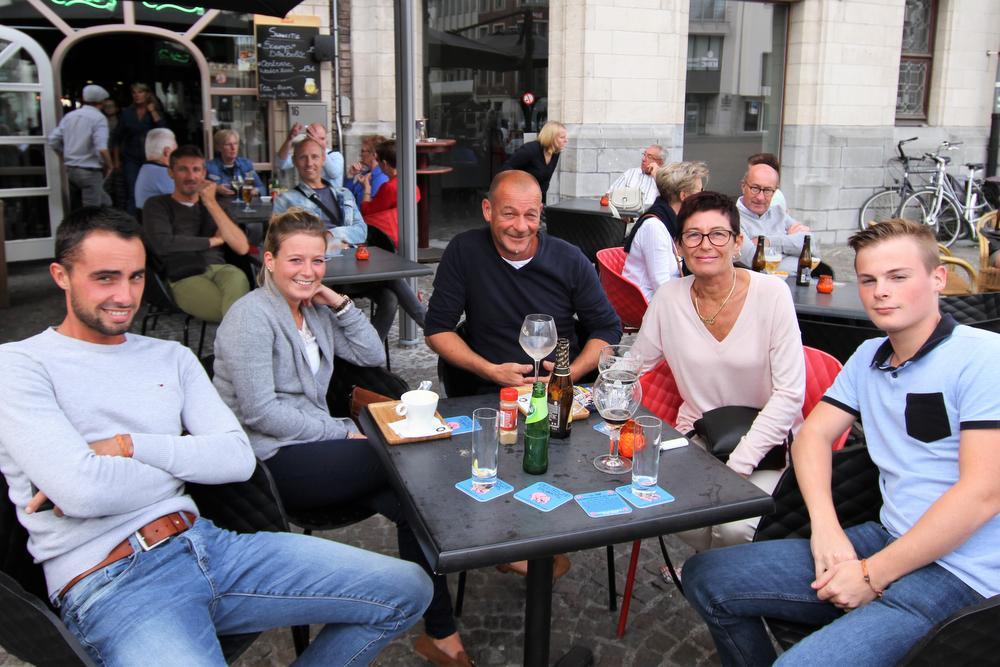 Pieter-Jan, Shari, Chris, Vera en Grädy profiteerden nog snel van een terrasje: 