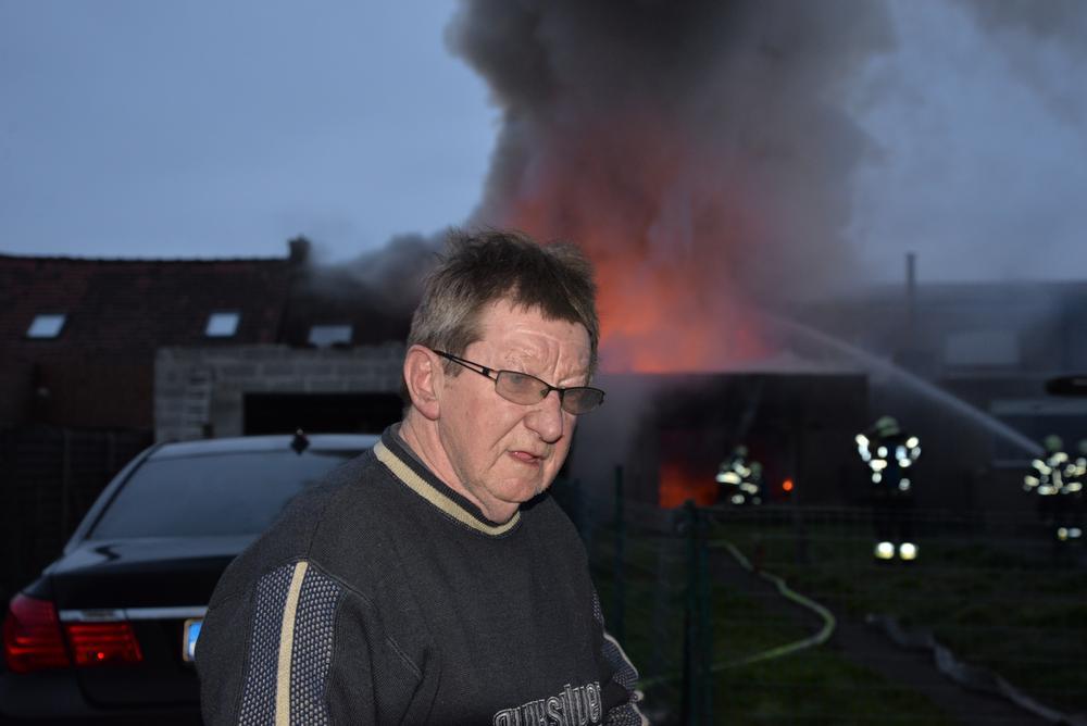 Brand vernielt woning in Wervik, straat is te smal voor elevator van brandweer