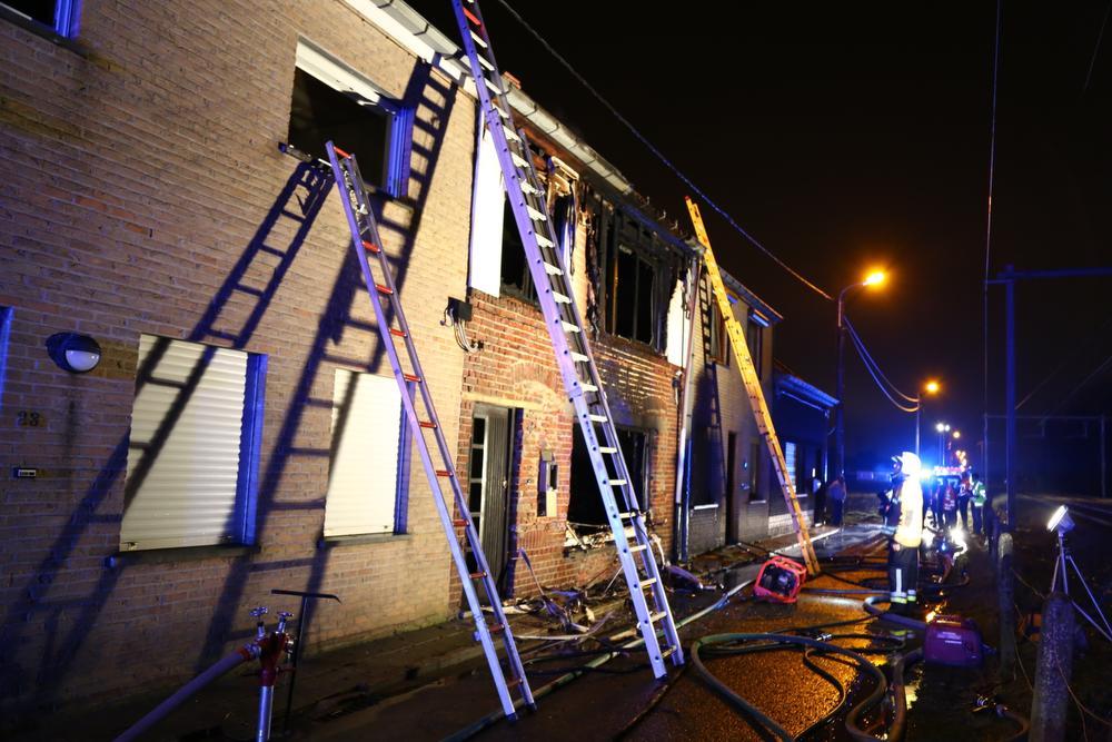Brand vernielt woning in Wervik, straat is te smal voor elevator van brandweer