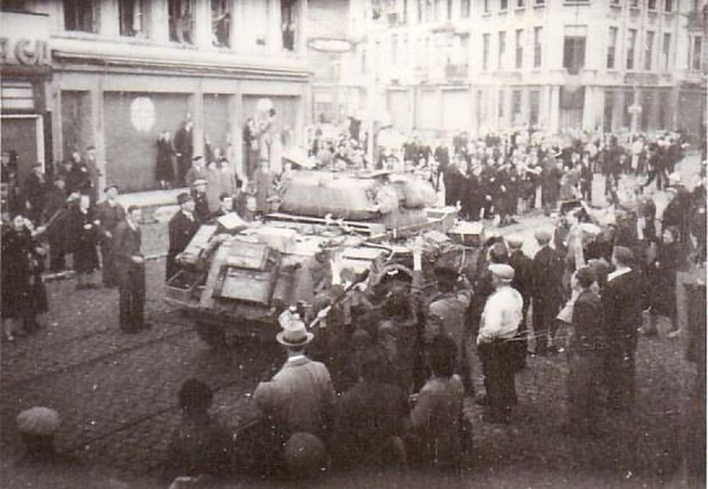 Op 8 september 1944 werden de Canadese soldaten als bevrijders gastvrij toegejuicht. Hier rijden tanks en jeeps de stad binnen ter hoogte van Petit Paris.