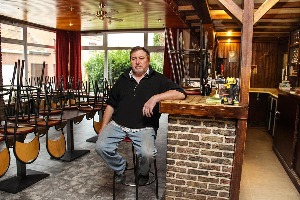 Gewezen cafébaas Patrick Gryson (58) is dezer dagen nog volop bezig met de opjuis in café en feestzaal 't Berkenhof. (EDB-foto MV)