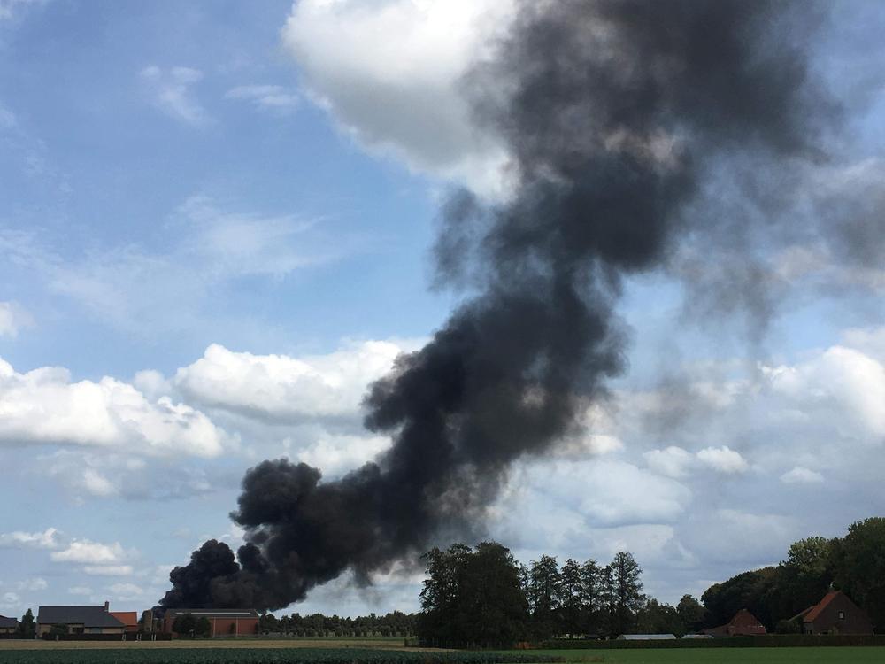 Hevige brand in twee bedrijven in Pittem, werknemer loopt brandwonden op