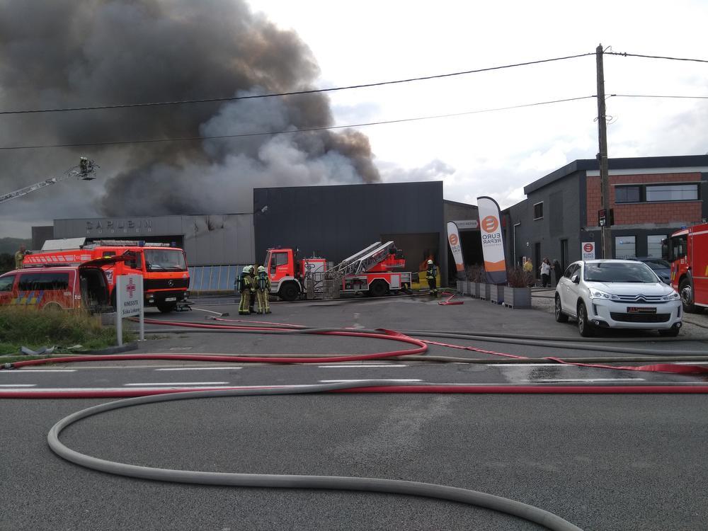 Hevige brand in twee bedrijven in Pittem, werknemer loopt brandwonden op
