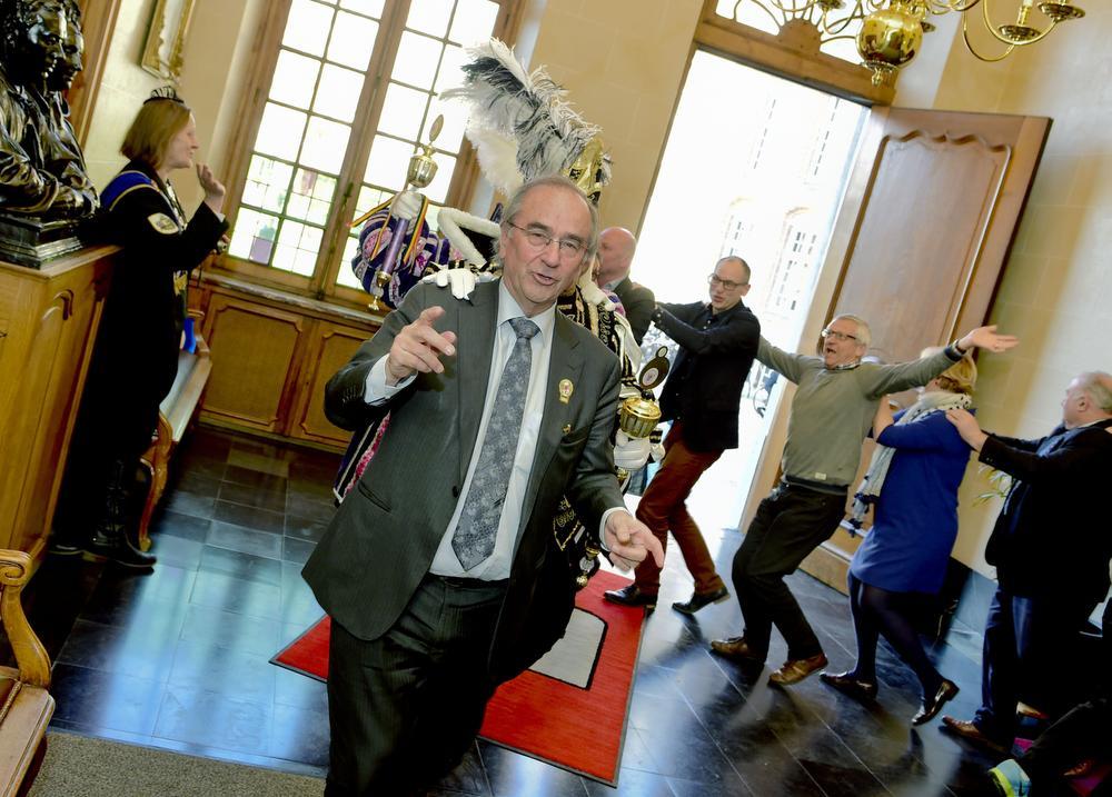 Polonaise voor Luc Martens op laatste werkdag als burgemeester van Roeselare