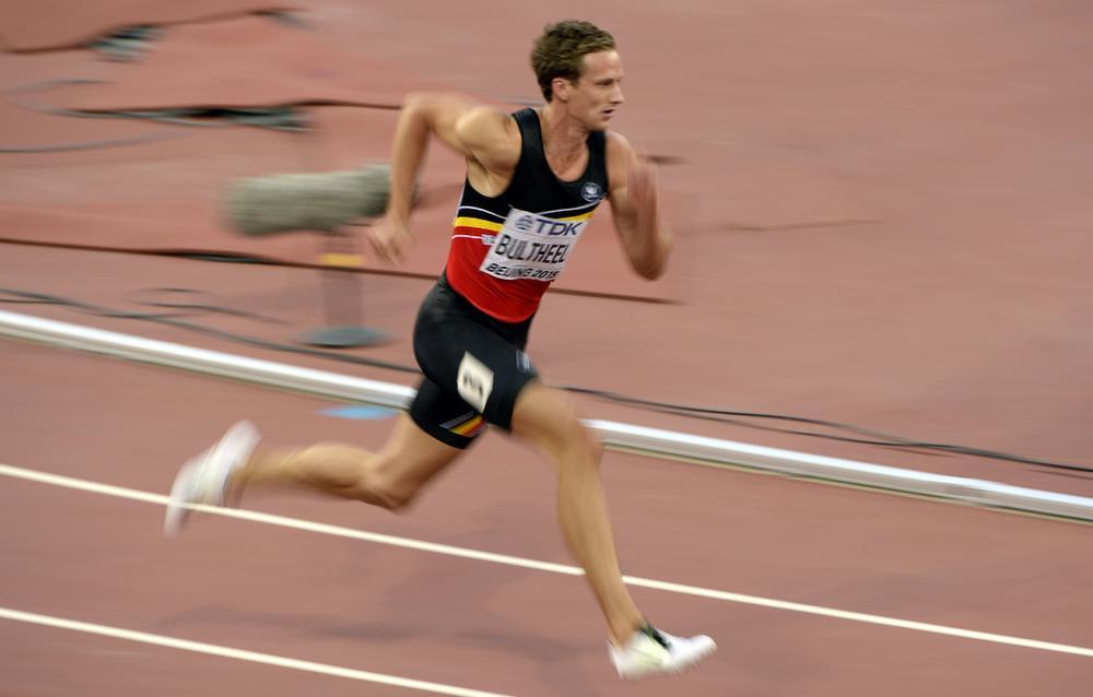 Michael Bultheel etalteert zijn snelheid op de 400 meter horden.
