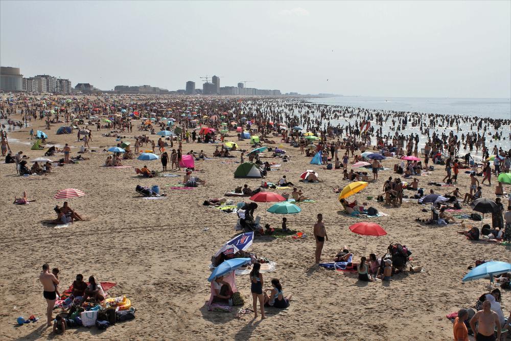 Het strand zat afgeladen vol. De meeste strandgangers zochten verkoeling aan de waterlijn of bij de douches op het strand. De strandredders hadden hun handen vol.