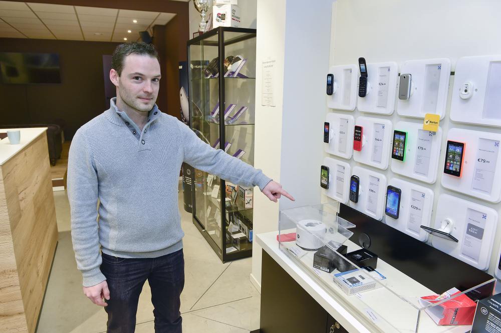 Shopmanager Nils Tanghe toont de schade. (Foto SB)