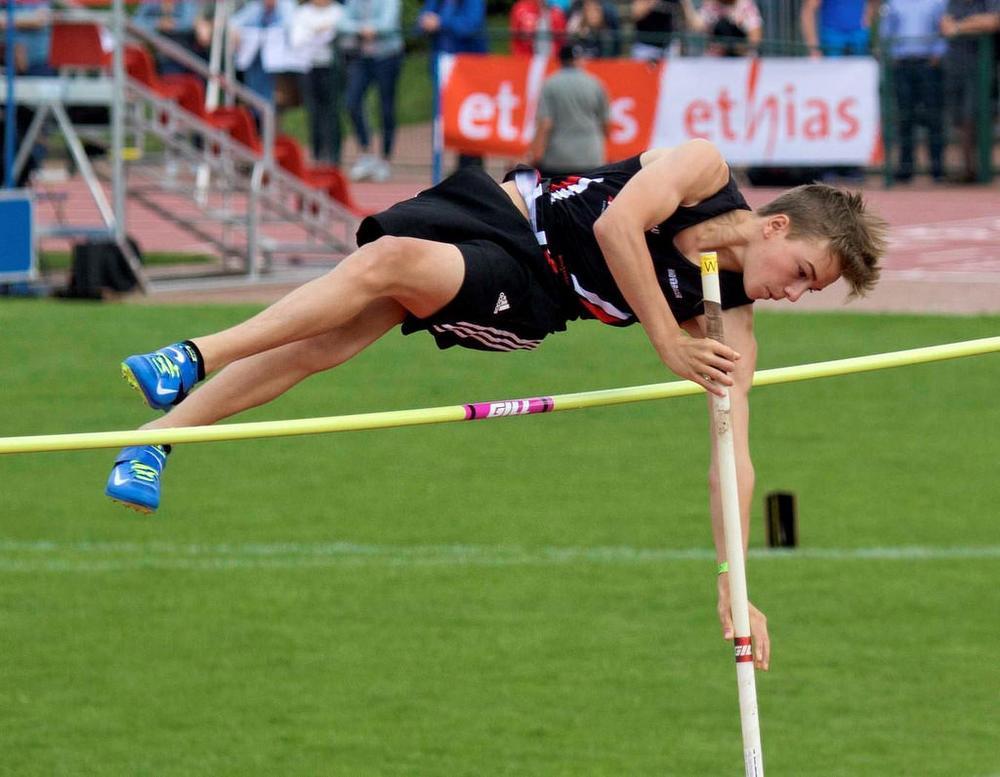 Tiemen Lemey (AZW) in actie tijdens het polsstokspringen.