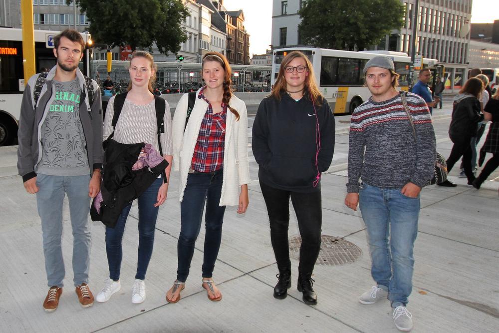 Babette en groepje reizigers: Victor, Axelle, Anne, Lisa, Stef