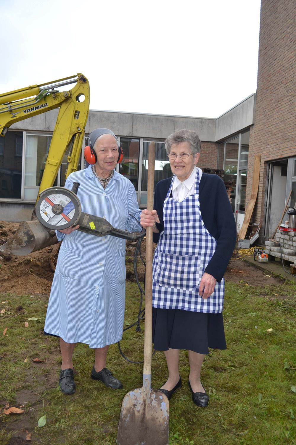 Zuster Benigna en zuster Godelieve gaven de start voor de herinrichting van de kloostertuin tot speelplaats.