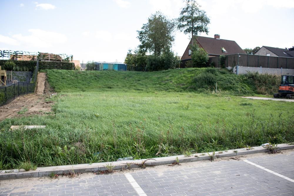 De lege groenzone in de Steenovenstraat in Anzegem, hier moest op 29 augustus een speelplein in gebruik genomen worden.