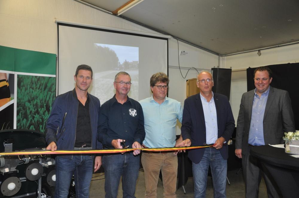 Peter Van der Heyden, voorzitter Patrick Deraeve, schepen van Sport Johan Matthys, burgemeester Lode Morlion en Domien Lobeau van Lovanhop.