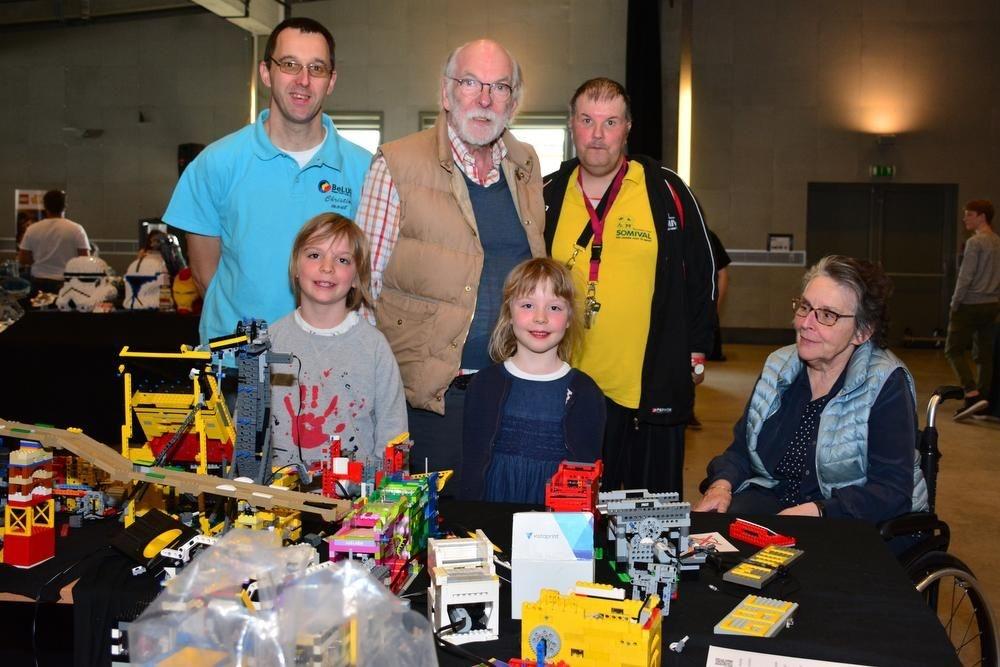 Er was heel wat interesse voor de Legobeurs. Bezoekers uit Harelbeke Paul Vanhee en Katrien Vanhecke waren er met hun kinderen Otto en Joey. Zij staan samen op de foto met Wim Decoene en de standhouder Christian Desmoutier.