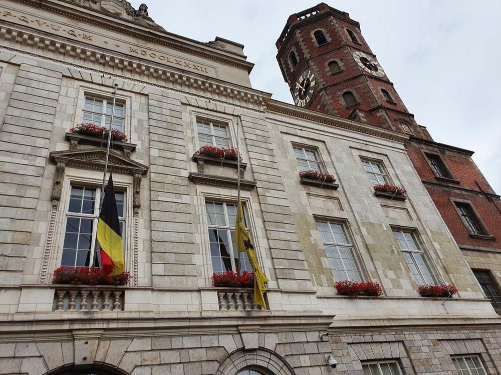 De vlaggen hingen halfstok aan openbare gebouwen in Menen.