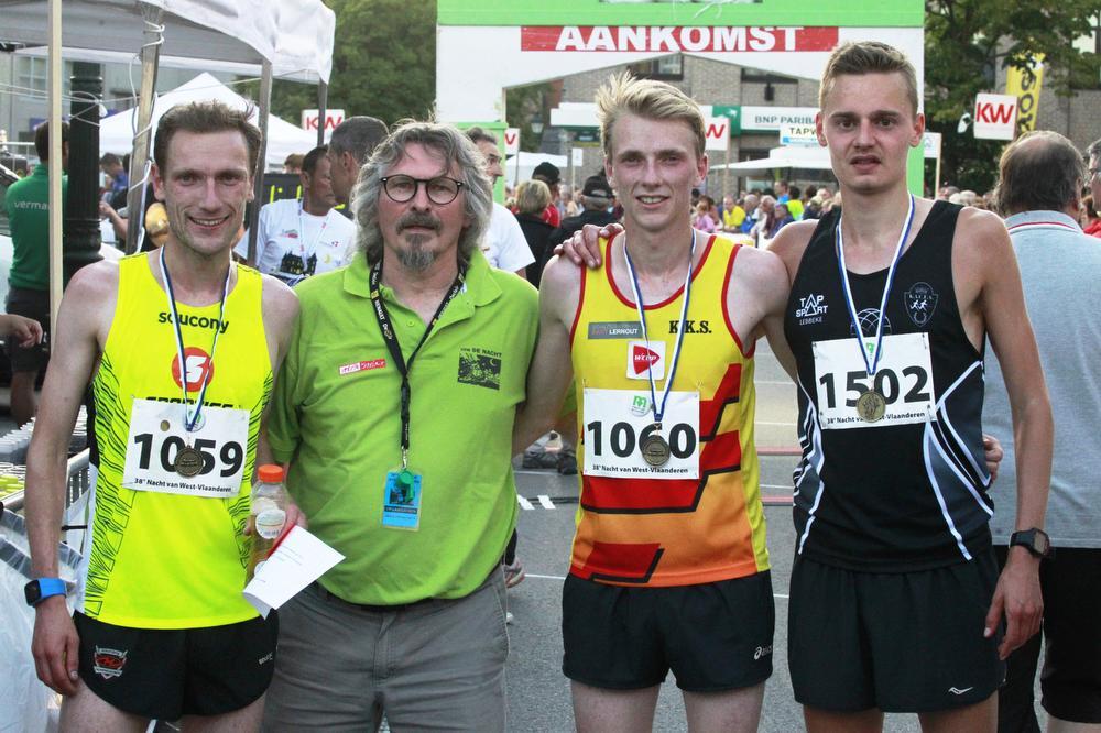 Net na de halve marathon: v.l.n.r. tweede Mathijs Casteele, wedstrijddirecteur André Mingneau, winnaar Steven Casteele en derde Ward Van der Kelen.